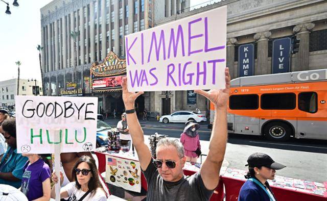 22일 미국 캘리포니아주 할리우드에서 월트디즈니컴퍼니 계열사인 ABC방송의 심야 토크쇼 ‘지미 키멀 라이브’ 방송 중단에 항의하는 시위대가 “키멀이 옳았다”, “훌루(디즈니 계열 온라인 동영상 서비스) 잘 가” 등이 쓰인 손팻말을 들고 있다. 할리우드=AFP 연합뉴스