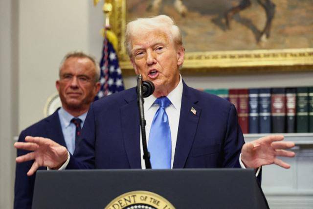 도널드 트럼프 미국 대통령이 22일 워싱턴 백악관에서 임신 중 타이레놀 복용과 백신 접종이 자폐 스펙트럼 장애를 유발할 수 있다고 주장하는 기자회견을 진행하고 있다. 워싱턴=로이터 연합뉴스