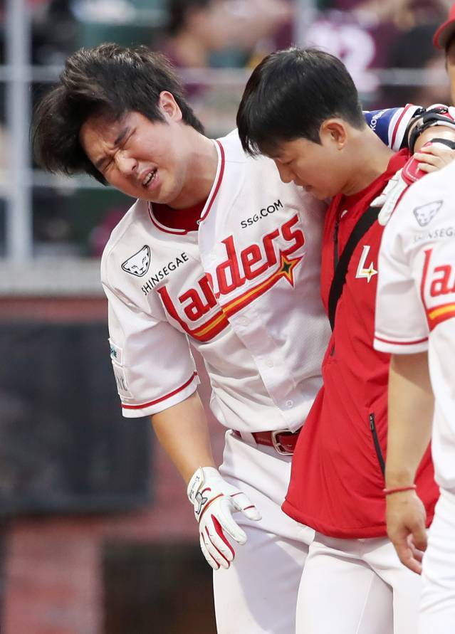 지난 2일 인천 키움전에서 자신이 친 타구에 맞고 극심한 통증을 호소하는 최정. SSG 제공