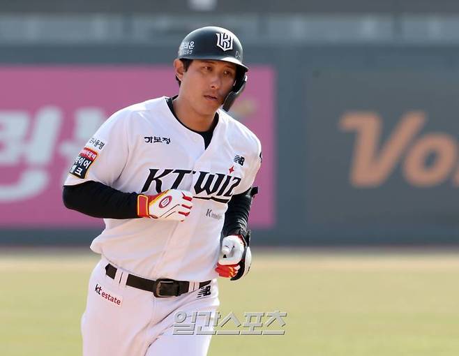 11일 오후 수원 KT위즈파크에서 열린 2025 프로야구 시범경기 키움과 KT의 경기. KT 황재균이 8회 좌월 1점 홈런을 날리고 그라운드를 돌고 있다. 수원=정시종 기자 capa@edaily.co.kr /2025.03.11.