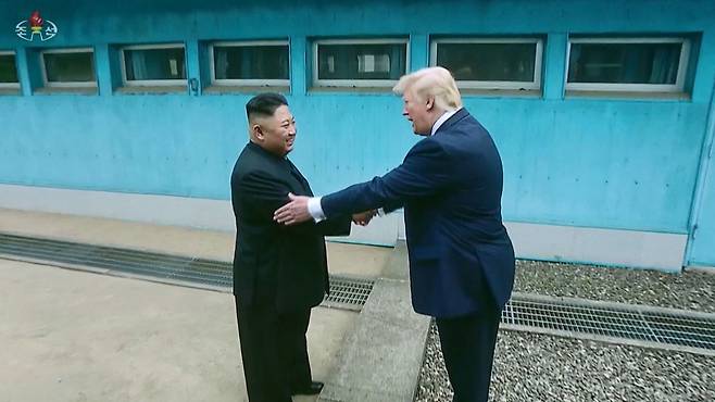 2019년 6월 판문점에서 열린 남북미 정상회동 당시 트럼프 미국 대통령과 김정은 북한 국무위원장이 만나는 모습