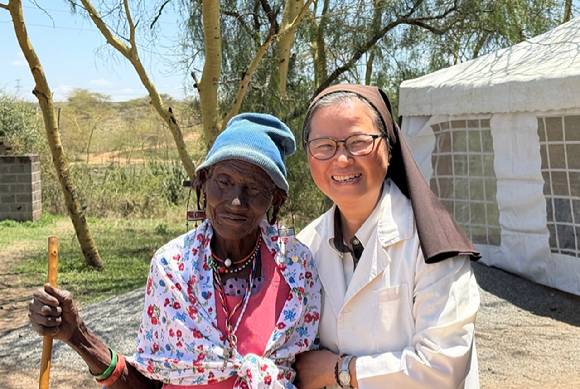 제37회 아산상 수상자 정춘실 성 데레사 진료소장(오른쪽)이 케냐 소외지역 환자와 기념촬영을 하고 있다. [사진=아산사회복지재단]