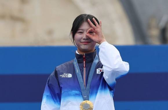 지난해 8월 3일(현지시간) 프랑스 파리 레쟁발리드에서 열린 2024 파리올림픽 양궁 여자 개인전 결승에서 금메달을 차지하며 3관왕 달성에 성공한 임시현이 시상식에서 포즈를 취하고 있다. [사진=연합뉴스]