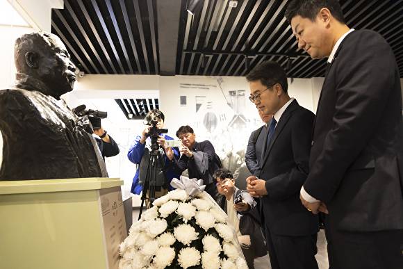 23일 중국 충징을 방문한 김동연 경기도지사와 김진경 경기도의회 의장이 김구 임시정부 주석 흉상에 현화하고 묵념하고 있다. [사진=경기도]