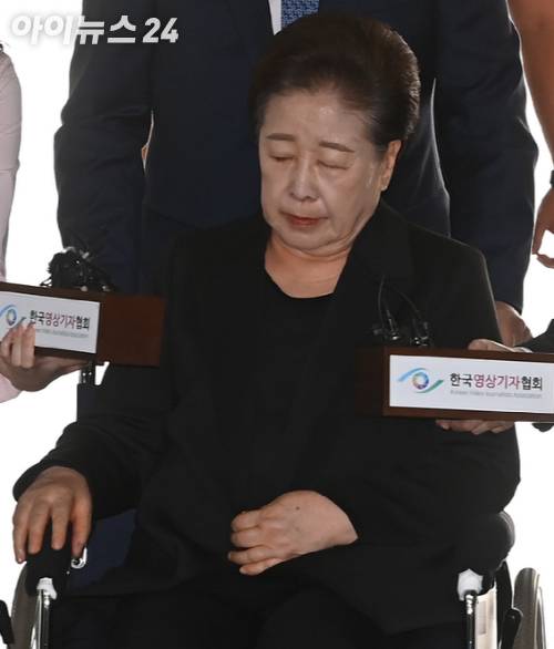 권성동 국민의힘 의원에게 불법 정치자금을 전달한 혐의 등을 받고 있는 한학자 통일교 총재가 22일 서울 서초구 서울중앙지법으로 구속 전 피의자 심문(영장실질심사)에 출석하고 있다. [사진=곽영래 기자]