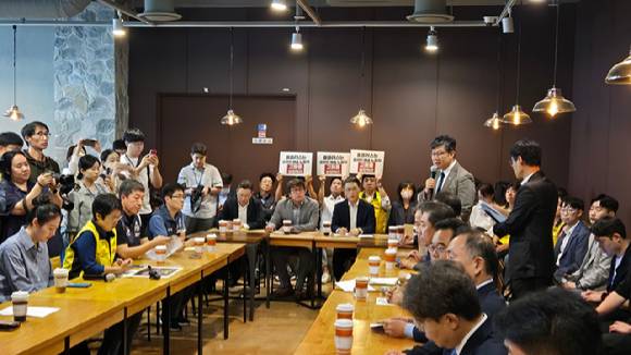 지난 19일 서울 홈플러스 강서점에서 'MBK 홈플러스 사태 해결 TF'가 간담회를 진행하고 있다. 이날 간담회에서는 홈플러스의 회생을 위한 MBK파트너스에 대한 책임 있는 자세를 촉구했다.