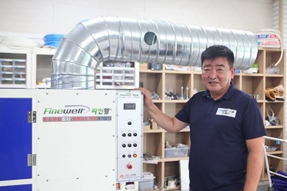 노호양 RHY컴퍼니 대표가 천안 본사공장에서 국내 최초로 개발한 이산화탄소(CO2), 휘발성유기화합물(VOCs) 제거 설비의 구조를 설명하고 있다 [사진=정종윤 기자]