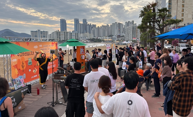 부산 광안리에서 열린 제주 관광 홍보 행사. 거리의 구호와 열기는 뜨거웠지만, 소비자가 체감하는 변화는 여전히 멀었다. (제주도관광협회 제공)