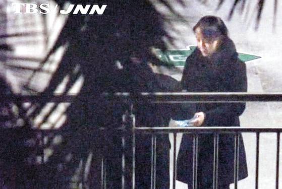 2019년 김여정 부부장이 김 위원장 옆에서 재떨이를 들고 있다. [연합뉴스]