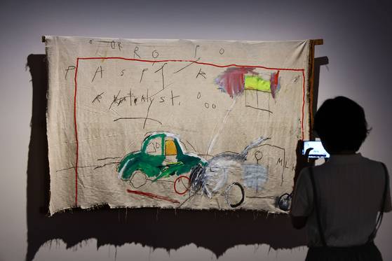 서울 동대문디자인플라자(DDP) 전시1관에서 22일 선공개된 ‘장 미셸 바스키아: 과거와 미래를 잇는 상징적 기호들' 전시 맨 처음에 걸린 1980년작 '무제(자동차 충돌)'. 전시는 23일부터 내년 1월 31일까지다. 김종호 기자