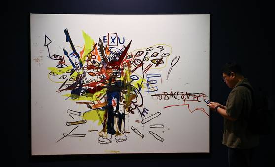 서울 동대문디자인플라자(DDP) 전시1관에서 22일 선공개된 ‘장 미셸 바스키아: 과거와 미래를 잇는 상징적 기호들' 전시 맨 마지막에 걸린 에슈(Exu)'. 1988년 바스키아가 28세로 짧은 생을 마치던 해의 작품이다. 김종호 기자