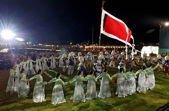 9월 12일 경주 대릉원 동편 쪽샘지구에서 펼쳐진 차산농악과 월월이청청 공연. APEC을 앞두고 세계유산의 가치를 알리는 행사다. [연합뉴스]