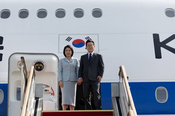 이재명 대통령과 김혜경 여사가 미국 뉴욕에서 열리는 제80차 유엔총회 참석을 위해 지난 22일 경기도 성남 서울공항을 통해 출국하고 있다. 뉴스1