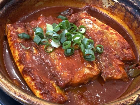 제주시 용담이동의 한 갈치요리 전문점의 1만9000원 갈치조림. 최충일 기자