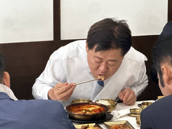 오영훈 제주지사가 22일 제주시 용담이동의 한 갈치요리 전문점에서 ‘가성비 제주관광을 위한 갈치요리 가격개선 현장 방문’ 과 관련해 1만9000원 갈치조림을 맛보고 있다. 최충일 기자