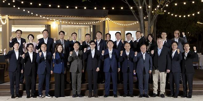 윤석열 대통령이 2024년 9월 24일 서울 용산 대통령실 앞 분수 정원에서 열린 국민의힘 지도부 초청 만찬 뒤 한동훈 대표, 추경호 원내대표 등 국민의힘 지도부, 대통령실 참모진과 함께 기념 촬영을 하고 있다. 앞줄 오른쪽 두 번째가 김종혁 당시 최고위원. [연합뉴스]