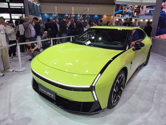 중국 브랜드 샤오펑이 공개한 전기스포츠세단 ‘뉴 P7’의 모습. 김효성 기자