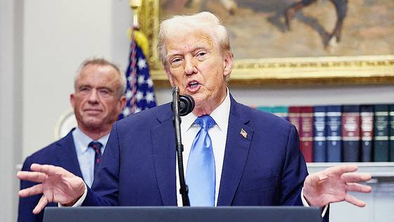 도널드 트럼프 미국 대통령(가운데)이 22일(현지시간) 미국 워싱턴 D.C. 백악관에서 로버트 F.케네디 주니어 미국 보건복지부 장관(왼쪽) 앞에서 타이레놀이 임신부의 자폐아 출산 위험을 높인다고 주장하고 있다. 로이터=연합뉴스