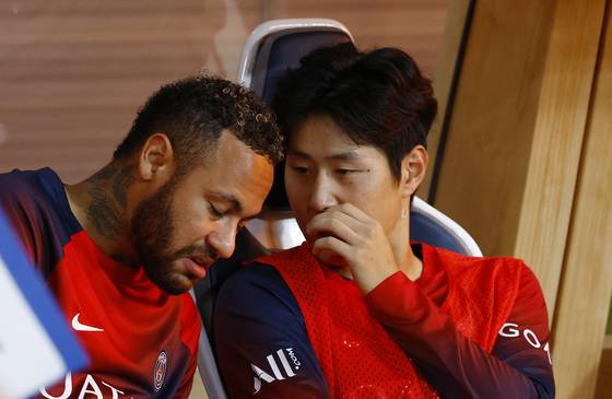 네이마르(왼쪽)와 이강인은 짧은 시간 내 절친으로 발전했다. 로이터=연합뉴스