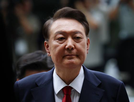 12·3 비상계엄과 관련해 특검의 수사를 받는 윤석열 전 대통령이 두 번째 구속 전 피의자심문(영장실질심사)를 받기 위해 9일 오후 서울 서초구 중앙지방법원으로 출석하고 있다. 뉴스1