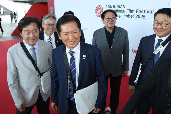 정청래 더불어민주당 대표가 23일 오후 부산 해운대구 부산국제영화제 현장을 찾고 있다. 뉴스1