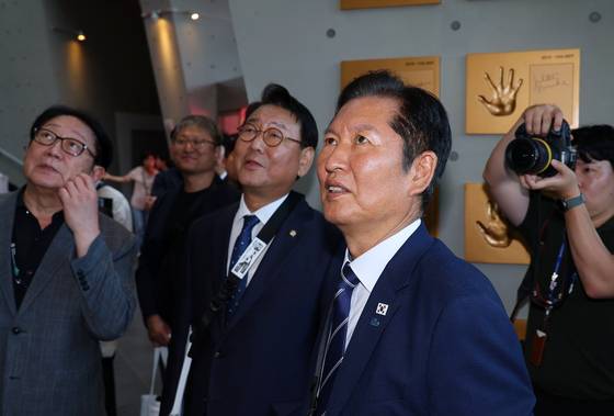 더불어민주당 정청래 대표가 23일 오후 부산 해운대구 영화의전당을 찾아 부산국제영화제 역대 핸드프린팅을 관람하고 있다. 연합뉴스