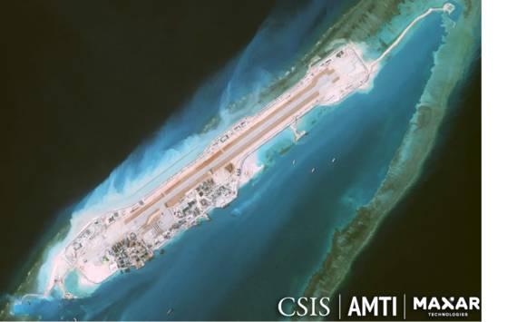 스프래틀리 군도 내 바르크 캐나다 암초에 세워진 베트남의 인공섬. 활주로와 군수 창고가 포착된다. 사진 CSIS