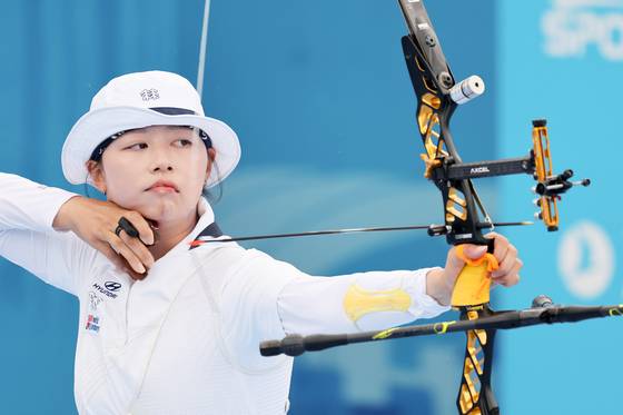 지난 12일 광주 동구 국립아시아문화전당 5·18민주광장에서 열린 2025 세계양궁선수권대회 리커브 여자 개인전 16강에서 임시현이 화살을 쏘고 있다. 연합뉴스