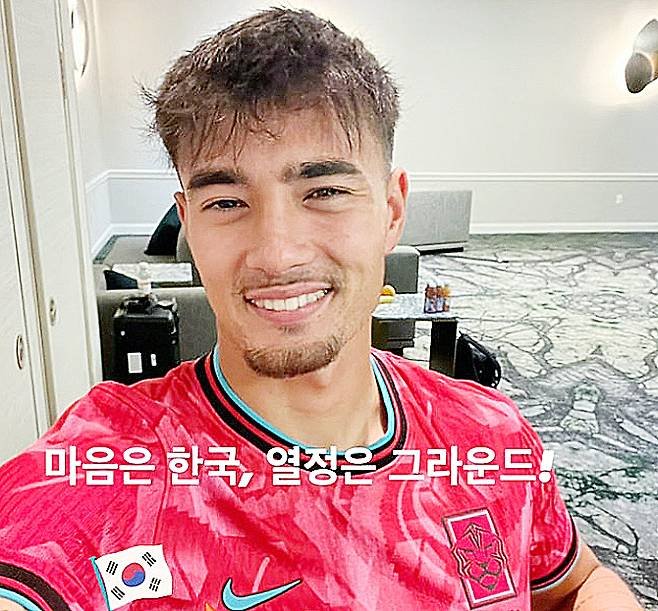 붉은 한국축구대표팀 유니폼을 입은 옌스 카스트로프. [사진 어머니 안수연씨 SNS]