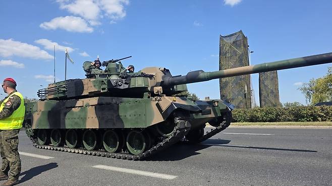 폴란드가 국군의 날 기념 열병식 행사에서 첨단 무기들을 선보였다. 사진은 K2흑표전차 폴란드 버전인 K2 PL.