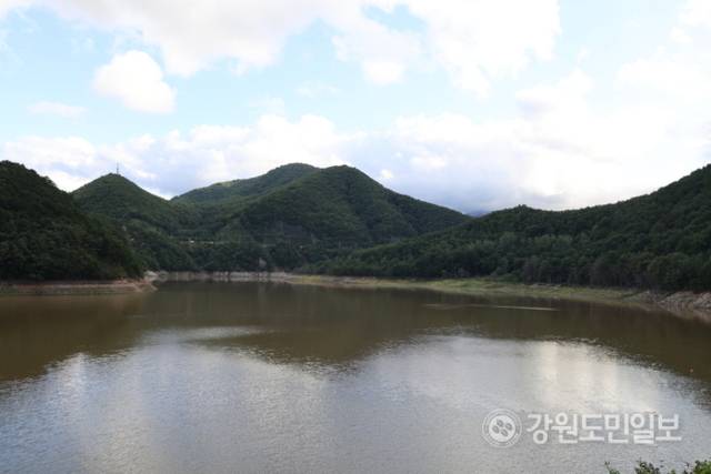 ▲ 소방·군 등의 운반 급수와 장대비로 강릉 오봉저수지의 저수율이 22일 오후 4시 기준 60%까지 올라, 최악 가뭄 해갈에 대한 지역사회의 기대가 크다. 하늘도 비칠 정도로 저수율이 높아졌다. 황선우 기자