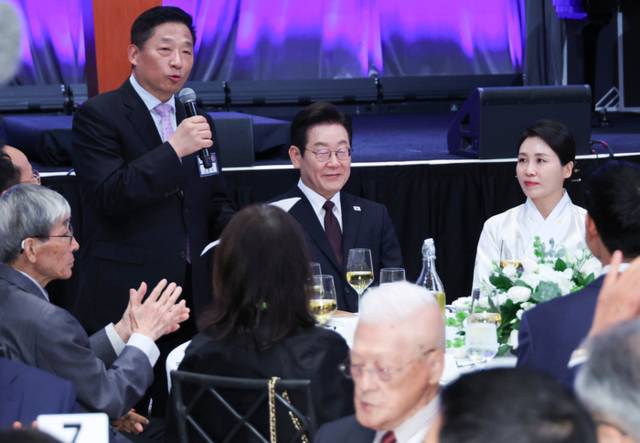 ▲ 유엔총회 참석차 미국을 방문한 이재명 대통령과 김혜경 여사가 22일(현지시간) 뉴욕의 한 호텔에서 열린 동포간담회에서 이명석 뉴욕한인회장의 인사말을 듣고 있다.  연합뉴스