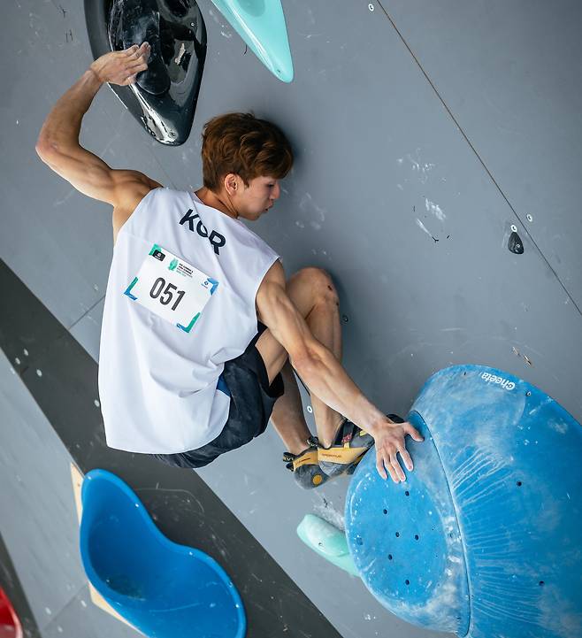 볼더 예선 경기 등반 중인 이도현