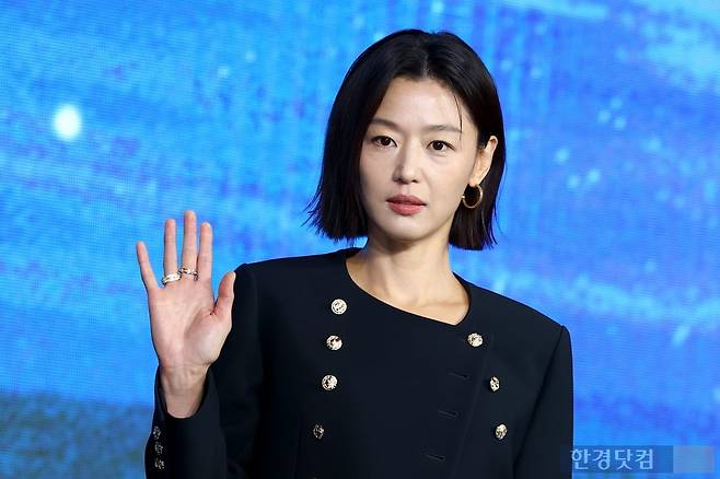 배우 전지현이 2일 오전 서울 당주동 포시즌스 호텔에서 열린 디즈니플러스 시리즈 '북극성'(극본 정서경, 감독 김희원, 허명행) 제작발표회에 참석해 포토타임을 갖고 있다. / 변성현 한경닷컴 기자 byun84@hankyung.com