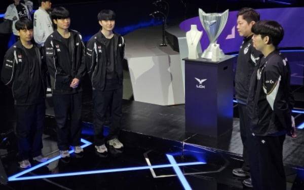 지난 23일 서울 종로구 LoL파크에서 열린 2025 LCK 파이널 미디어데이에서 KT 롤스터와 젠지 e스포츠 선수단이 서로 마주보고 있다. / 이주현 기자