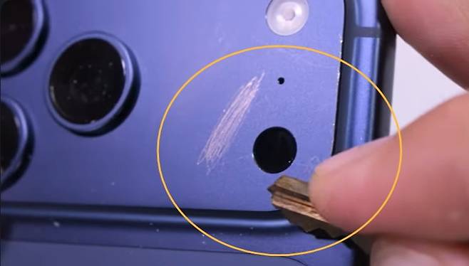 아이폰17이 쉽게 스크래치가 나고 변색되는 모습. / 출처=유튜브 '제리릭에브리띵' 채널