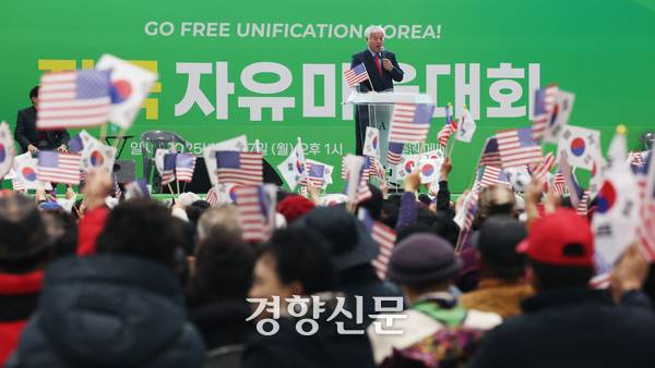 전광훈 사랑제일교회 목사가 지난 3월17일 경기 수원시에서 열린 전국총연합 자유마을대회에서 발언하고 있다. 정효진 기자