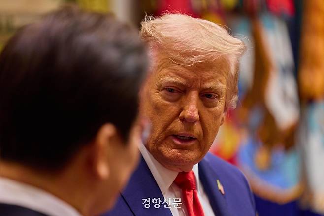 이재명 대통령이 지난달 25일(현지시간) 미국 워싱턴DC 백악관에서 열린 한미정상회담에서 트럼프 미국 대통령의 발언을 듣고 있다.김창길 기자