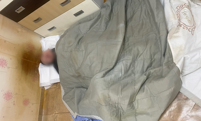 지난해 6월 경기 파주시 한 장애인거주시설에서 신체적 학대 사건이 발생했다는 신고를 받고 경기북부장애인권익옹호기관이 현장조사를 나가 보니 거동이 불가능한 장애인 A씨가 벽면이 곰팡이로 얼룩덜룩한 방에서 침대도 없이 살고 있었다. 경기북부장애인권익옹호기관 제공