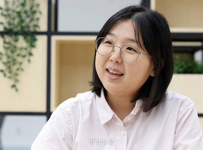 <기후정의행진 릴레이 인터뷰> 9.27 기후정의행진 공동집행위원장인 은혜씨가 18일 서울 정동 경향신문사에서 인터뷰를 하고 있다. 서성일 선임기자