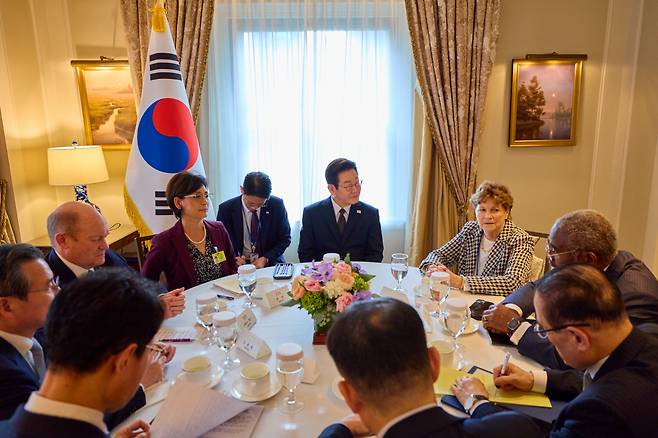 한반도 문제 등 논의 유엔총회 참석차 미국을 방문한 이재명 대통령이 22일(현지시간) 뉴욕에서 미국 연방 상원 외교위원회와 하원 외무위원회 소속 의원 4명을 접견하고 있다. 연합뉴스