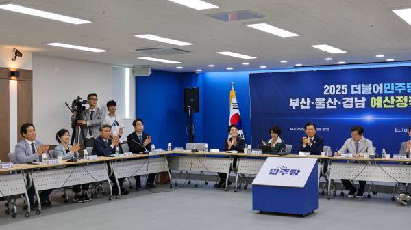 더불어민주당 정청래 대표가 23일 오전 부산 동구 더불어민주당 부산시당에서 열린 부산·울산·경남 현장 예산정책협의회에서 발언하고 있다. 더불어민주당 부산시당 제공