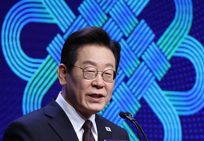 유엔총회 참석차 미국을 방문한 이재명 대통령이 22일(현지시간) 뉴욕 한 호텔에서 열린 동포간담회에서 인사말을 하고 있다. 연합뉴스