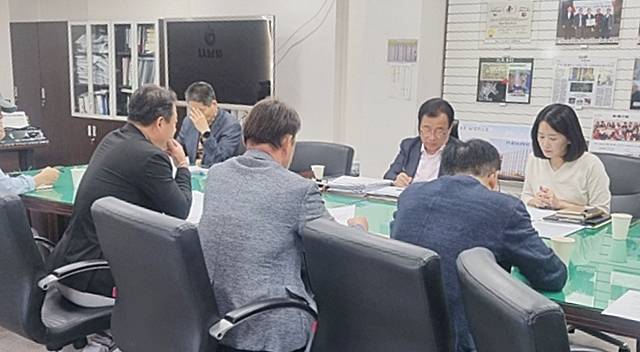 이현재 하남시장이 23일 오전 장준용 교산지구 원주민 재정착위원장 등과 간담회를 열고 저밀도 친환경 원주민 재정착단지 조성 관련 의견을 나누고 있다. 하남 교산지구 원주민재정착위원회 제공