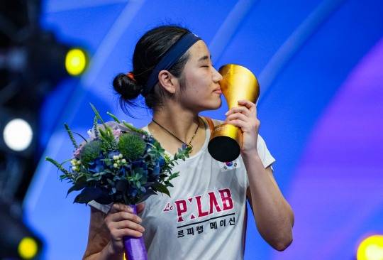 2025 중국 마스터스 시상대 오른 안세영. 사진[신화통신=연합뉴스]