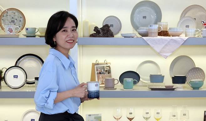 최은실 덴비코리아 대표가 서울 강남구 대치동 본사에서 인터뷰하고 있다. 영국 테이블웨어 브랜드 덴비에서 한국은 영국 본사 다음으로 매출이 큰 시장이다. 이승환 기자