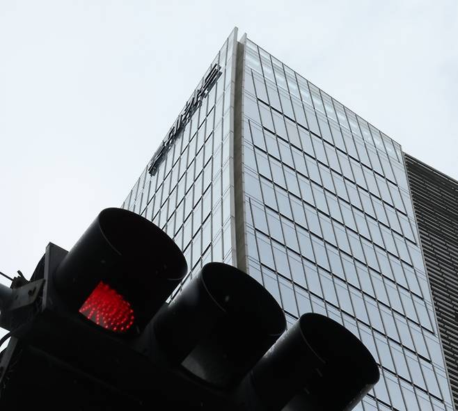 서울 중구 롯데카드 본사 앞 신호등이 빨간불로 점멸하고 있다. [김재훈 기자]