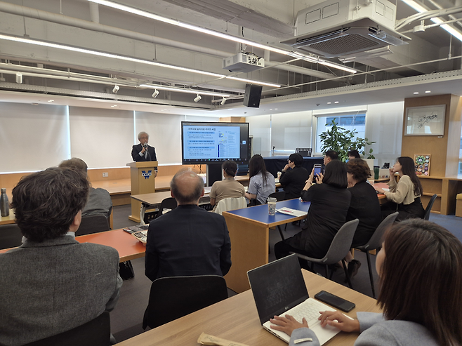 23일 서울 중구 한국YWCA연합회에서 ‘미리 가보는 지역사회 일차의료 주치의제 워크숍’에서 오주환 서울의대 교수가 주치의제에 대해 설명하고 있다. <심희진 기자>