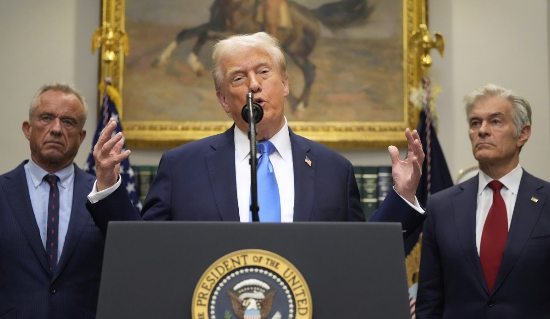 도널드 트럼프 미국 대통령(가운데)과 로버트 F. 케네디 보건복지부 장관(왼쪽)이 22일 백악관에서 브리핑을 하고 있다.(사진=AP연합뉴스)