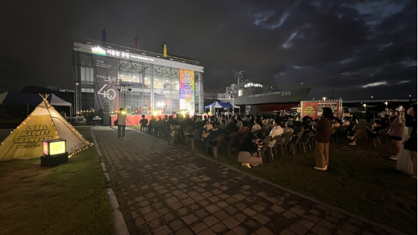 ‘2025 서울인디뮤직페스타(Seoul Indie Music Festa, 이하 SIMf) 레이블마켓&쇼케이스’가 지난 9월 20일과 21일, 망원 한강공원 서울함 일대에서 시민들의 뜨거운 관심 속에 성공적으로 막을 내렸다.